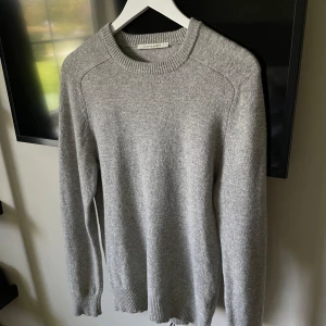 Lammulls tröja - Säljer en stickad tröja i färgen grå i 100% lammull från A day’s march . Perfekt inför hösten🍁. Tröjan är i storlek S. Den är använd ca 5 gånger och har absolut inga tecken på användning. Nypris 1200kr, bara att skriva vid minsta fråga!