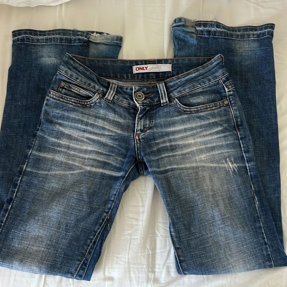 Blå lågmidjade bootcut jeans från ONLY