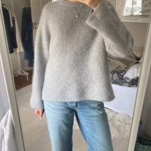 Mohair tröja  - Mohair tröja ifrån Hm köpt förra året för 800 kr. Den är noppig men inte så att man tänker på det när man har på sig den 