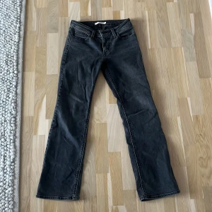 Levi's Superlow Bootcut jeans svart 26 - Svarta Levi's Superlow Bootcut jeans i storlek 26. De är i mycket bra skick! 