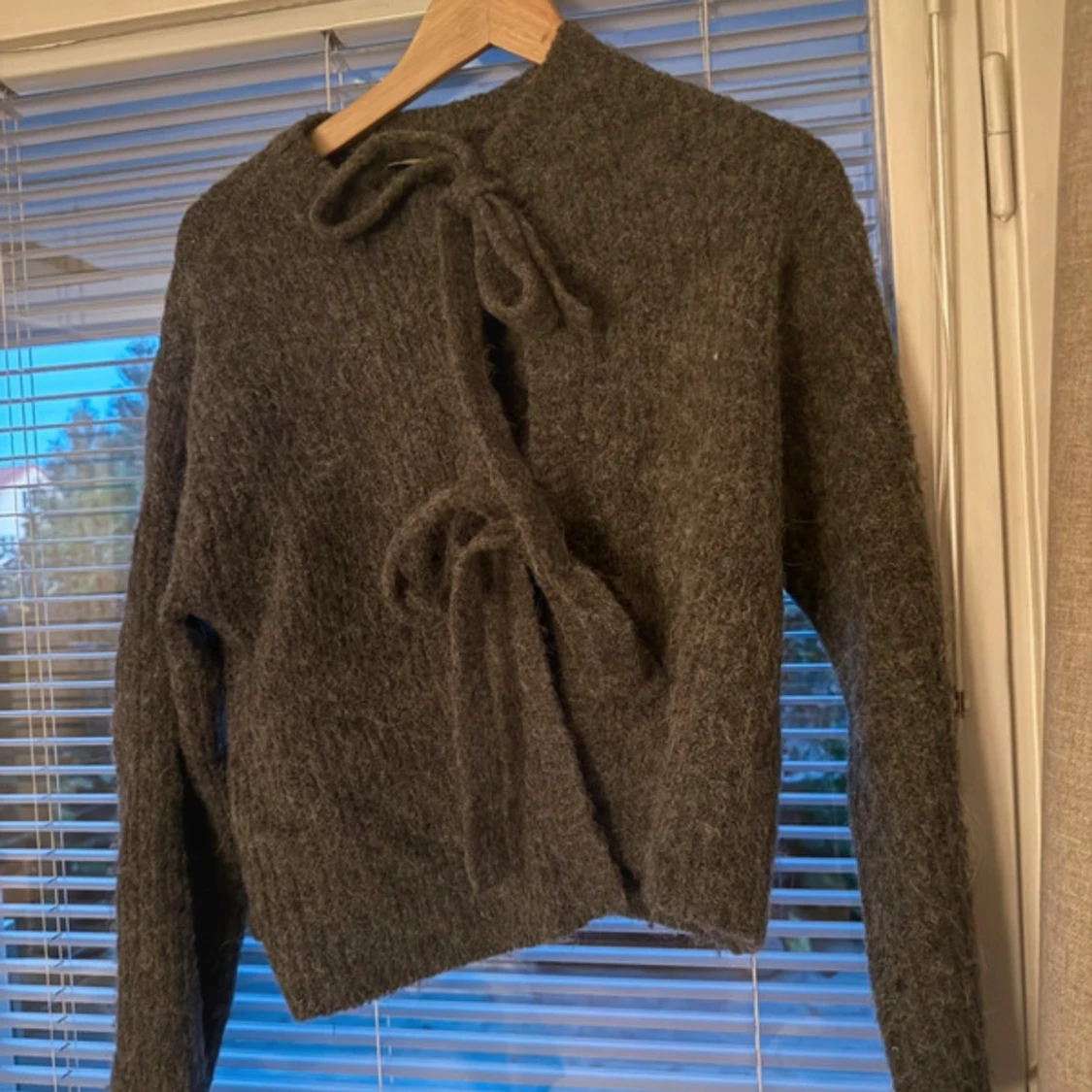 Grå kofta med knyt - 1