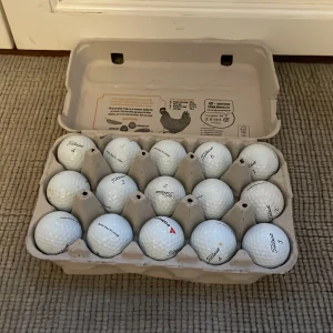 15 st titleist PRO V1 - Bilderna visar en äggkartong fylld med Titleist PRO v1. 15 st titleist prov v1 begagnade i bra skick
