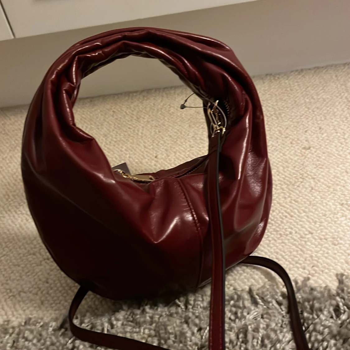 Vinröd axelväska i skinnimitation