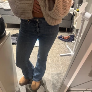 Weekday jeans bootcut lowwaist  - Säljer ett par klassiska blå weekday jeans med bootcut passform och låg midja. Super sköna att ha på sig. Bra skick förutom att jeans materialet blivit väldigt tunt, bild på det på sista sliden❤️❤️