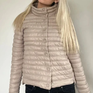 SKIT SNYGG JACKA🤩🤩 - (Lånade bilder) Säljer den perfekta jackan som passar för både hösten och våren. Knappt andvänd, inga skador. Pris kan diskuteras då jag försöker få den snabb såld💖