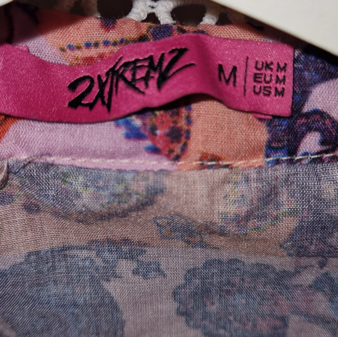 Mönstrad långärmad klänning med spets - 4