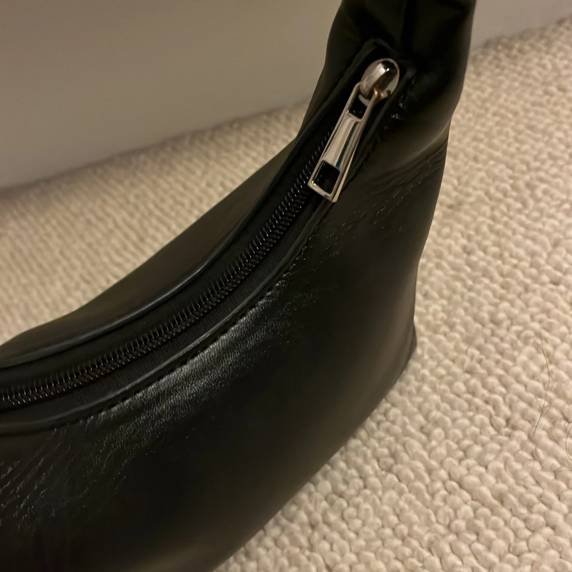 Svart axelväska i faux skinn - 2