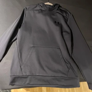 Under Armour hoodie - Under armour hoodie bra för träning