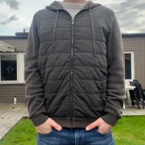 Massimo Dutti Cardigan - Riktigt populär och snygg cardigan från Massimo Dutti, väldigt svårt att få tag på. Den är i mycket fint skick förutom kroken på jackan som ni ser på första bilden. Strl L men passar M. Skriv vid minsta intresse, pris kan diskuteras vid smidig affär😀