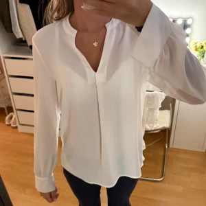 Blus - Vit blus från Vero moda i storlek S