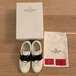 Valentino Open  - Snygga Valentino skor i nyskick! Använda vid max 5 tillfällen! Vid minsta fundering kontakta oss✔️