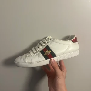 Gucci ace bee - Gucci ace bee| Nypris: 9000 | Storlek: 41, innermåttet är ca 26cm |Skick: bra  (slitage kan ses i bilderna) | Medföljer: skor och dustbag | extremt snygga och är eftertraktade nu till sommaren! Passar både fest och vardag! Hör av dig vid minsta lilla fråga🤩