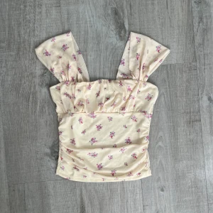 Gul topp - Ljusgul topp med blommor. Strl S. Använd 2 gånger, mycket bra skick 