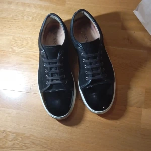 Feta lanvins - Dessa lanvins är i ett väldigt bra skick och passar med nästan allt. Dem är köpte ifrån care of Carl. Dessa skor har inga skönhets problem och är väldigt bekväma.