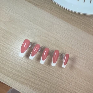 Press-on naglar i fransk design - Handgjorda lösnaglar med enkel design, naglarna görs efter beställning så skickas inom en dag drygt.🌸