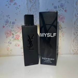 YSL MYSLF Le Parfum 100ml - Snygg och modern parfym från Yves Saint Laurent, MYSLF Le Parfum. Flaskan är matt svart med YSL-logga i relief och har en stilren, fyrkantig form. Kommer i matchande svart kartong med tydlig logotyp. Rymmer 100 ml och är perfekt för dig som gillar exklusiva dofter.