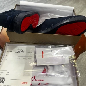Helt nya Christian Louboutin skor  - Exklusiva marinblå skor från Christian Louboutin. 
