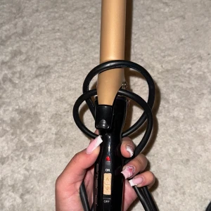 Locktång - Hej, säljer denna fina locktången då den inte kommer till användning. Den är endast använd 2-3 gånger ungefär och fungerar utmärkt. 💓🩷