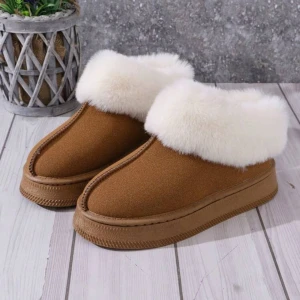 Bruna boots med vit päls - Mysiga bruna boots med fluffig vit pälskant. Skorna har en platt sula med mjuk päls runt öppningen. Perfekta för kalla dagar när du vill hålla fötterna varma och snygga.
