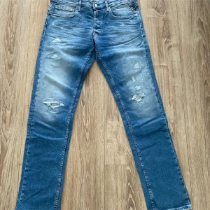 Replay Jenas size 31  - Säljer ett par Replay 573, dem är använda 5 gånger och är tyvärr lite för stora för mig! Men annars ett par riktigt feta jeans till ett bra pris!Storlek 31, passar dig som är 175-182 pris går att diskutera