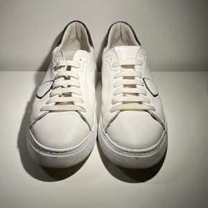 Philippe Model skor - Snygga vita sneakers från Philippe Model. Högre sula som gör att man blir längre. Kamouflage designat på hällarna. Snörningen kan man även ändra men tycker detta passar bra. Först till kvarn.😁