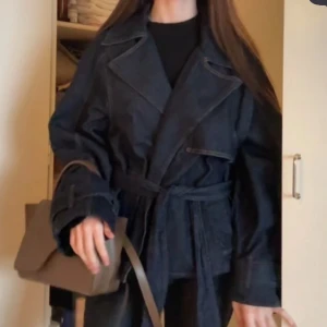 Jeansjacka / kappa - Säljer denna helt nya jeansjacka från Mango i storlek L, dock liten i storleken så jag har M medan jag vanligtvis bär xs/s som ni ser på bilden hur den sitter på mig! Helt ny med prislapp, även slutsåld! Ordniariepris 900❤️