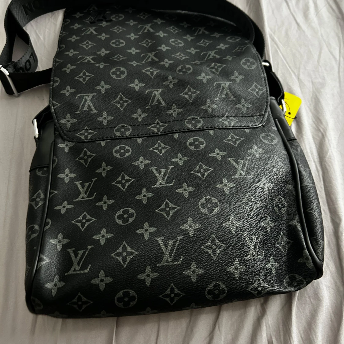 Axelväska från L V - 2