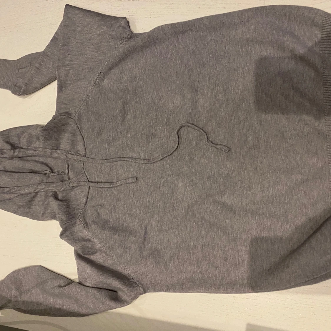 Grå hoodie med huva och snörning