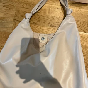 Väska  - Jättefin väska men används tyvärr inte. 