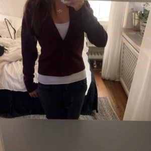 Vinröd kofta från & Other Stories XS - As snygg vinröd kofta från & Other Stories i 100% merinoull. Endast använd fåtal gånger och därmed i väldigt bra skick. Pris kan diskuteras💛