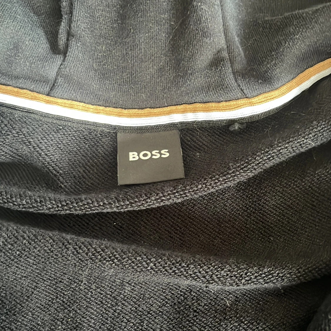 Svart hoodie från BOSS med dragkedja - 1