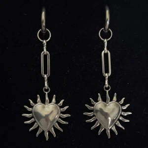 Silverfärgade sol- och hjärtörhängen - Handgjorda och unika silverörhängen 🤩 Öronhängerna är nickelfria och silverpläterade i kirurgiskt stål, resterande av örhänget är i rostfritt stål (ej silverpläterat) 💕🙏 5.5cm långa. Alla köp görs via ”KÖP NU” knappen.  💐