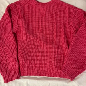 Stickad tröja Carin Wester - Säljer en rosa stickad tröja från C.W. som är perfekt för kyligare dagar❤️‍🔥Använd max 2 gånger, skriv för fler bilder💓