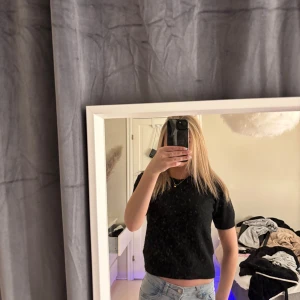 Svart stickad t-shirt - Säljer min svarta stickade t-shirt från h&m eftersom den aldrig kommer till användning. Den är perfekt för lite kallare sommardagar och våren/hösten💕
