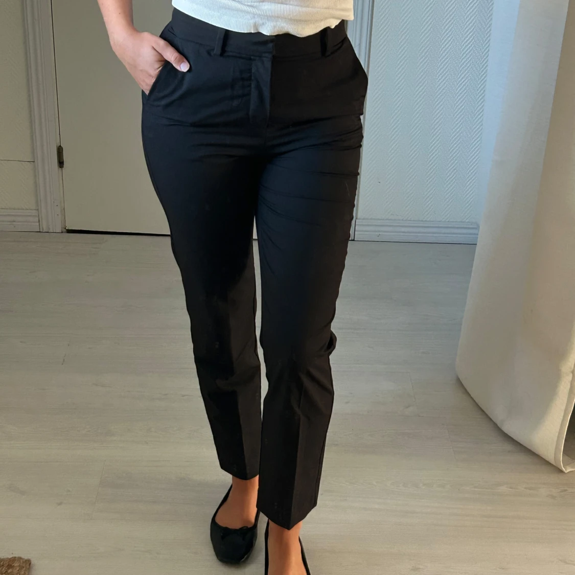Svarta kostymbyxor från Mango  - 2