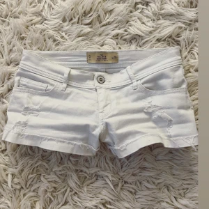 HOLLISTER lågmidjade vita jeanshorts - Se profil för massa fler lågmidjade jeansshorts! Såååå snygga, low rise och stretchiga!! W26 midja rakt över: ca 38 cm💞