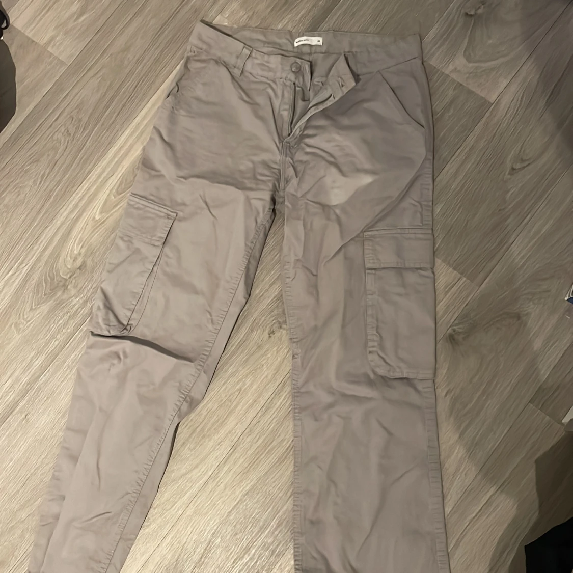 Ljusgrå cargobyxor från Gina tricot