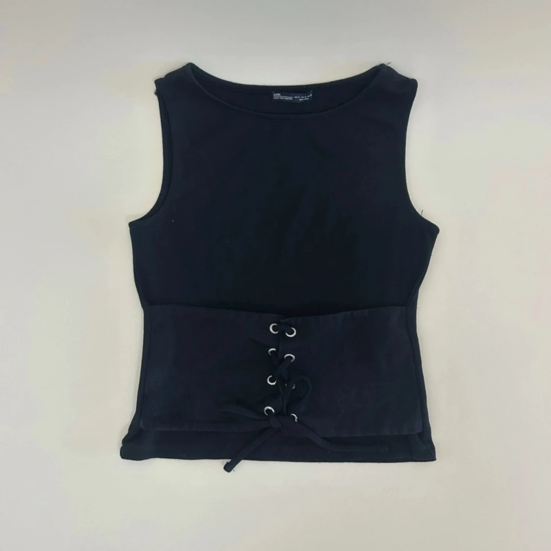 Svart topp med knytning - 91