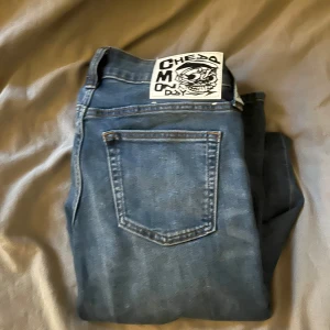 bootcut cheap monday jeans - Lowwaist bootcut cheap monday jeans, storlek 29/34 vilket motsvarar storlek 36 och bra i längd om man är 170-175, använda en gång 