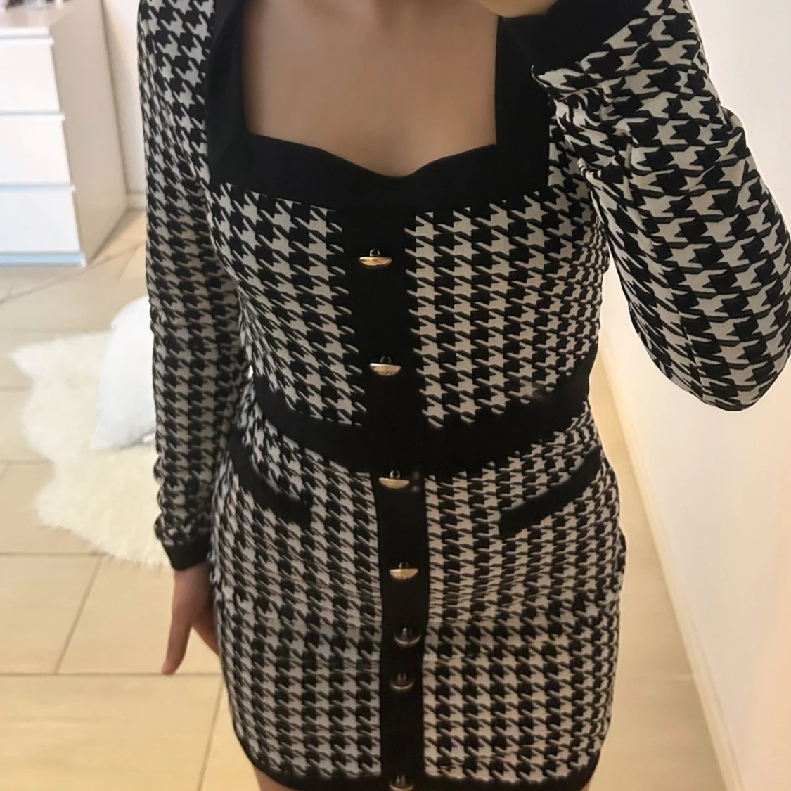 Svartvit rutig kortklänning med guldknappar - 1