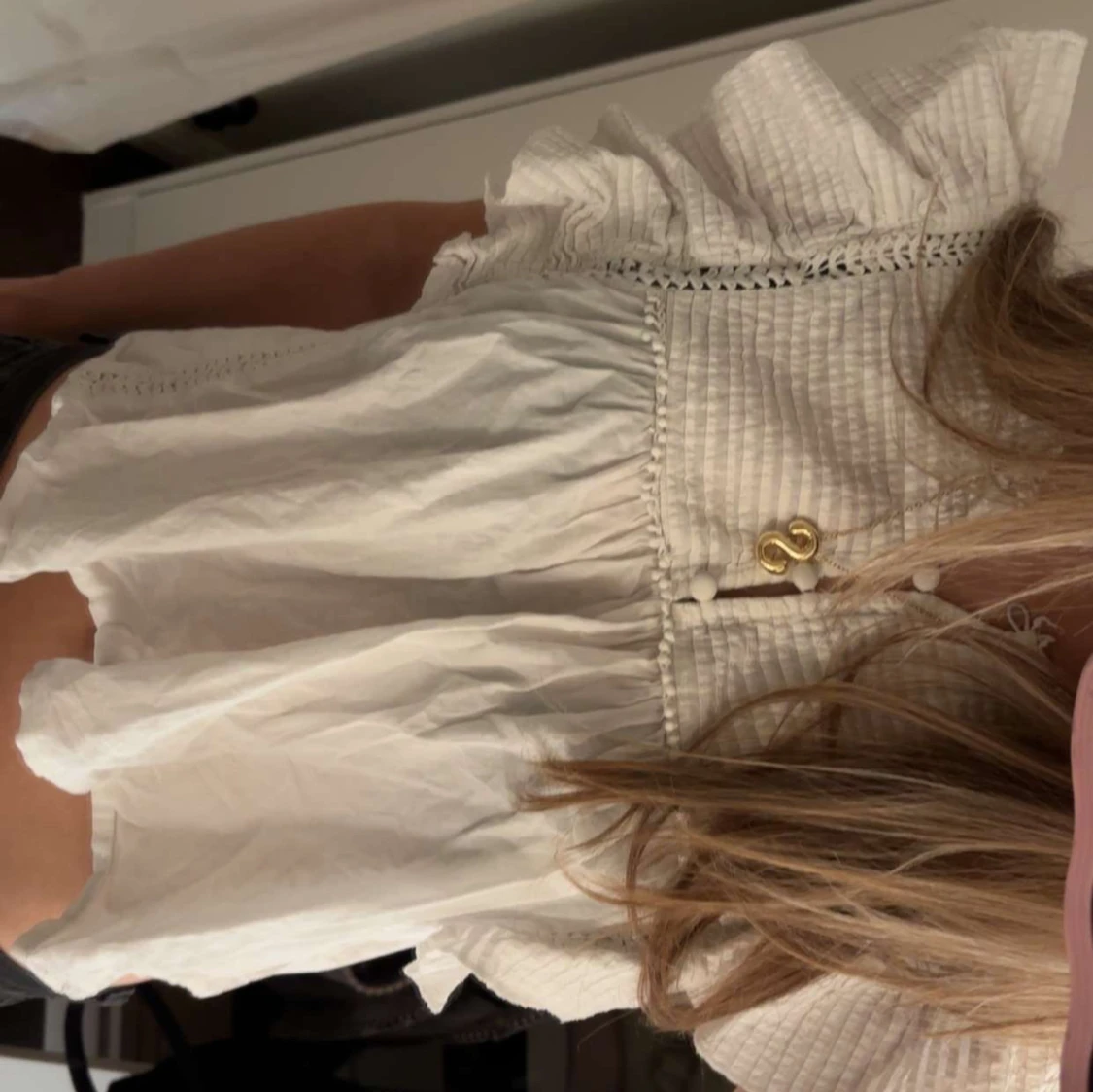 Vit blus med volangdetaljer