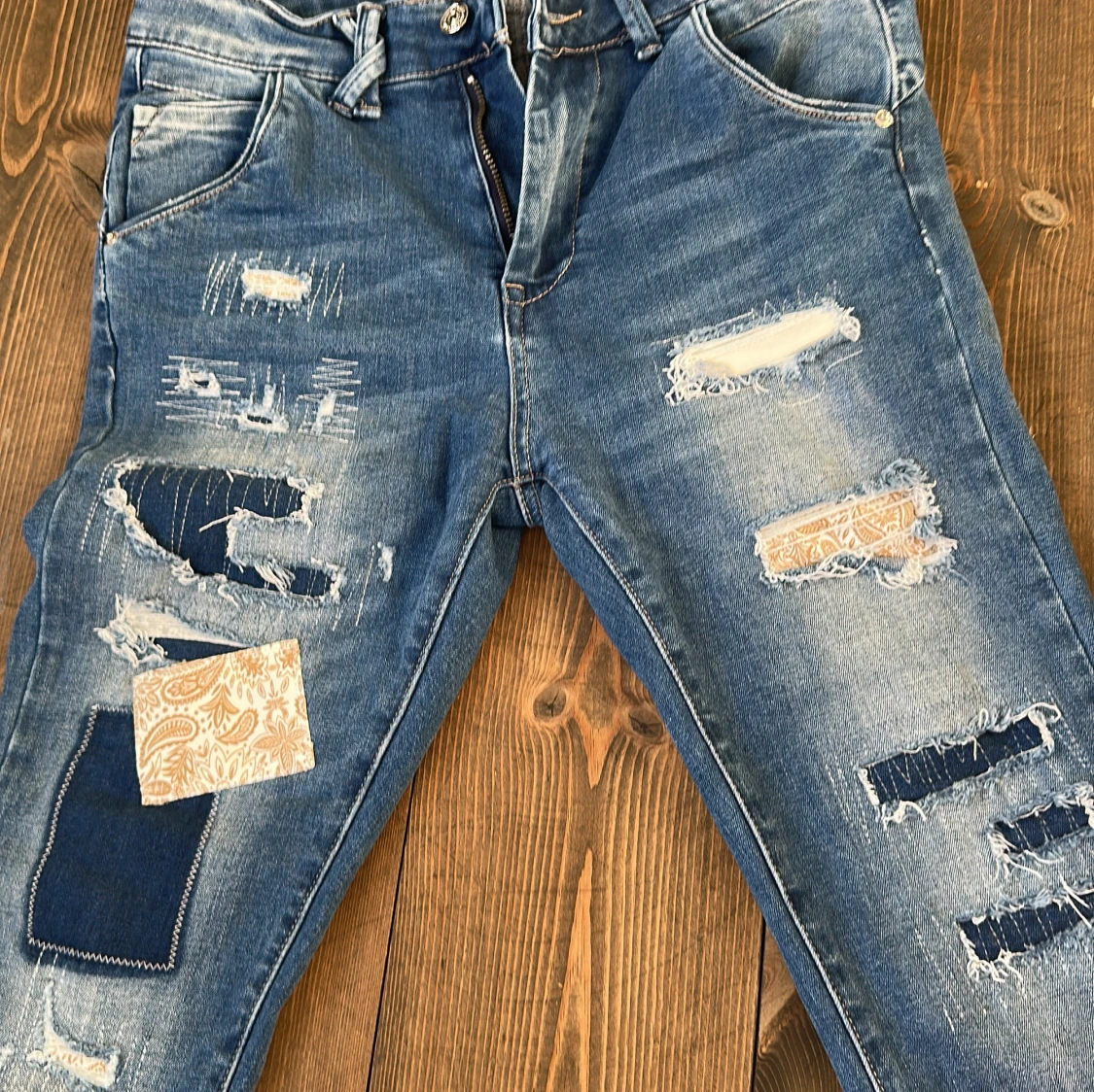 Blå slitna jeans med patchwork från Love Forever - 3