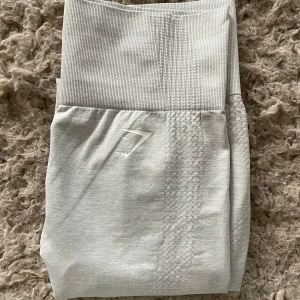 Träningstights från Gymshark - Säljer ett par typ ljusgrå kanske ? 🤪 tights från Gymshark med fin diskret logga på låret. 