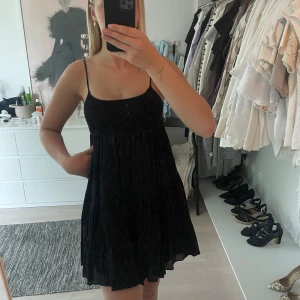 Kort svart klänning - Så söt klänning till sommaren! Köpt på Zara och endast använd ett fåtal gånger💕 