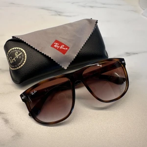 Ray-Ban Boyfriends - Feta Ray-Ban Boyfriend med sköldpaddsmönstrad båge och bruntonade glas. Perfekt till sommaren ger varje outfit en skönare look. Har några repor på vänstra glaset men ingenting som syns när man har på sig dom. Nypris 1300, såklart äkta.