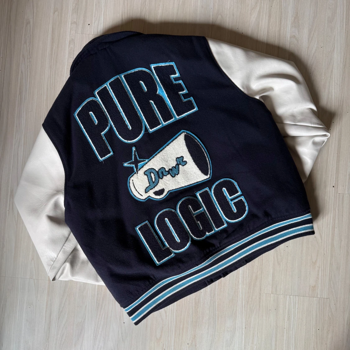 Svart och vit varsityjacka med broderi - 1