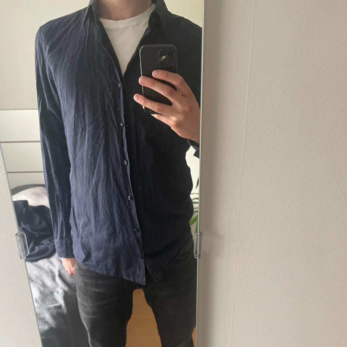 Mörkblå skjorta med klassisk krage