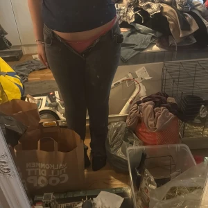 Grå jeans från Perfect Jeans - Säljer ett par grå jeans från Perfect Jeans med klassisk femficksdesign och raka ben. Jeansen har låg midja och är i ett mjukt denimtyg som passar till många olika stilar. Perfekta för dig som gillar en enkel och stilren look.