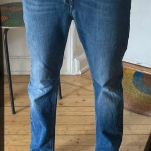 Blå raka jeans från Replay - Klassiska blå jeans från Replay med raka ben och femficksdesign. Jeansen har normal passform och är tillverkade i slitstarkt denimtyg. Perfekta för en avslappnad stil och passar till det mesta. Jag är 170cm o de sitter som en smäck.