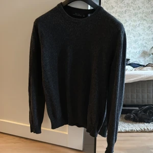 Zara tröja  - Stickad tröja från zara i storlek M. Väldigt bra skick. Färgen är mörkgrå.